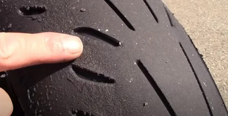 An image showing the reasons behind the uneven wear of your motorcycle's front tire