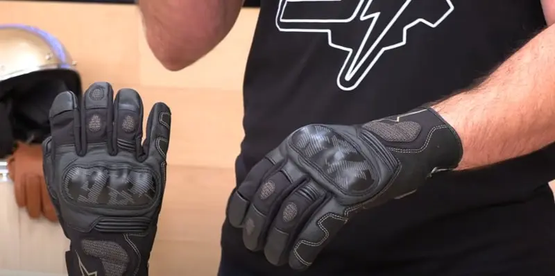 Several other handy features stood out that enhanced comfort, grip, and bike control while wearing the Alpinestars Corozal V2 Drystar gloves.