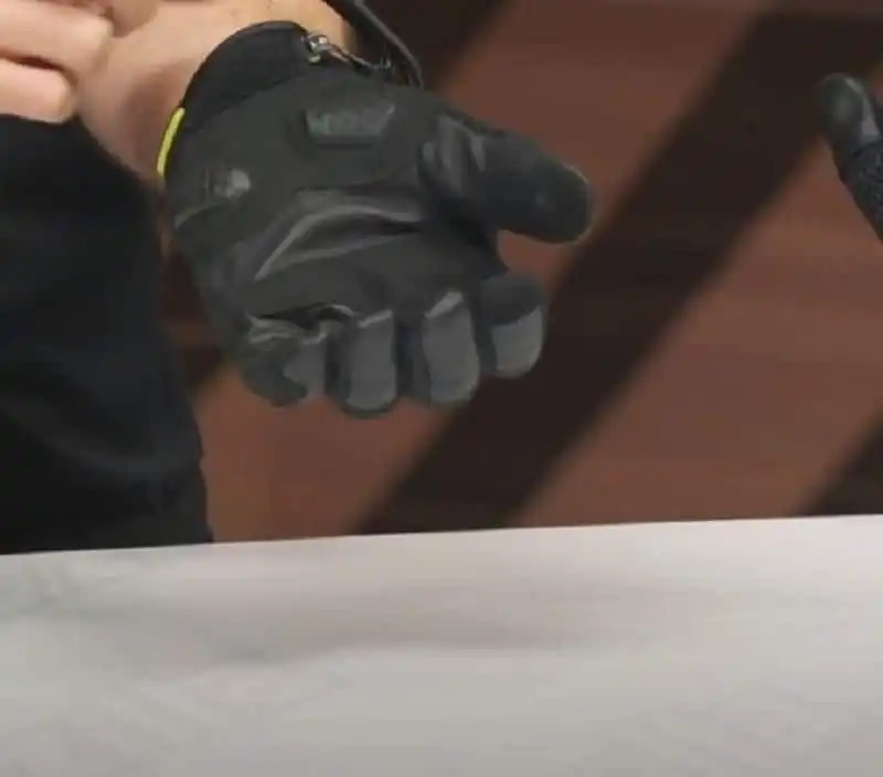 An image explaining the ventilation features of the Knox Urbane Pro Gloves