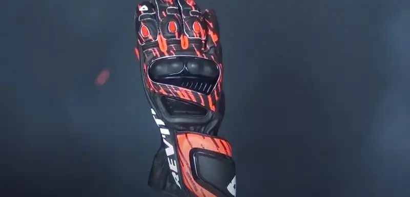 An image showing the fit and sizing of the REV'IT! Quantum 2 Gloves