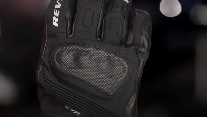 An image explaining the fit and comfort of the REV’IT! Taurus GTX Gloves