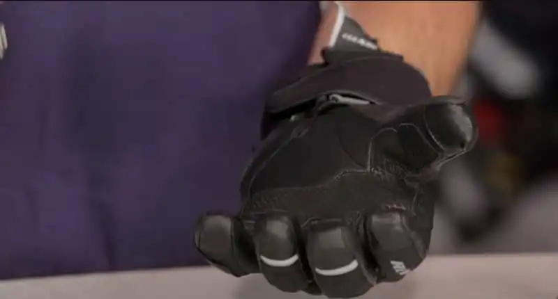An image explaining the ventilation features of the REV’IT! Taurus GTX Gloves