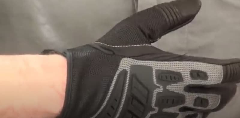 The Icon Hooligan Facelift Gloves shine in warm weather but have limitations in other conditions. Here's my breakdown of their performance across different weather scenarios: